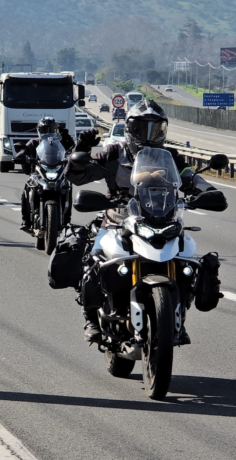 Andando en moto por la carretera junto a otros motociclistas