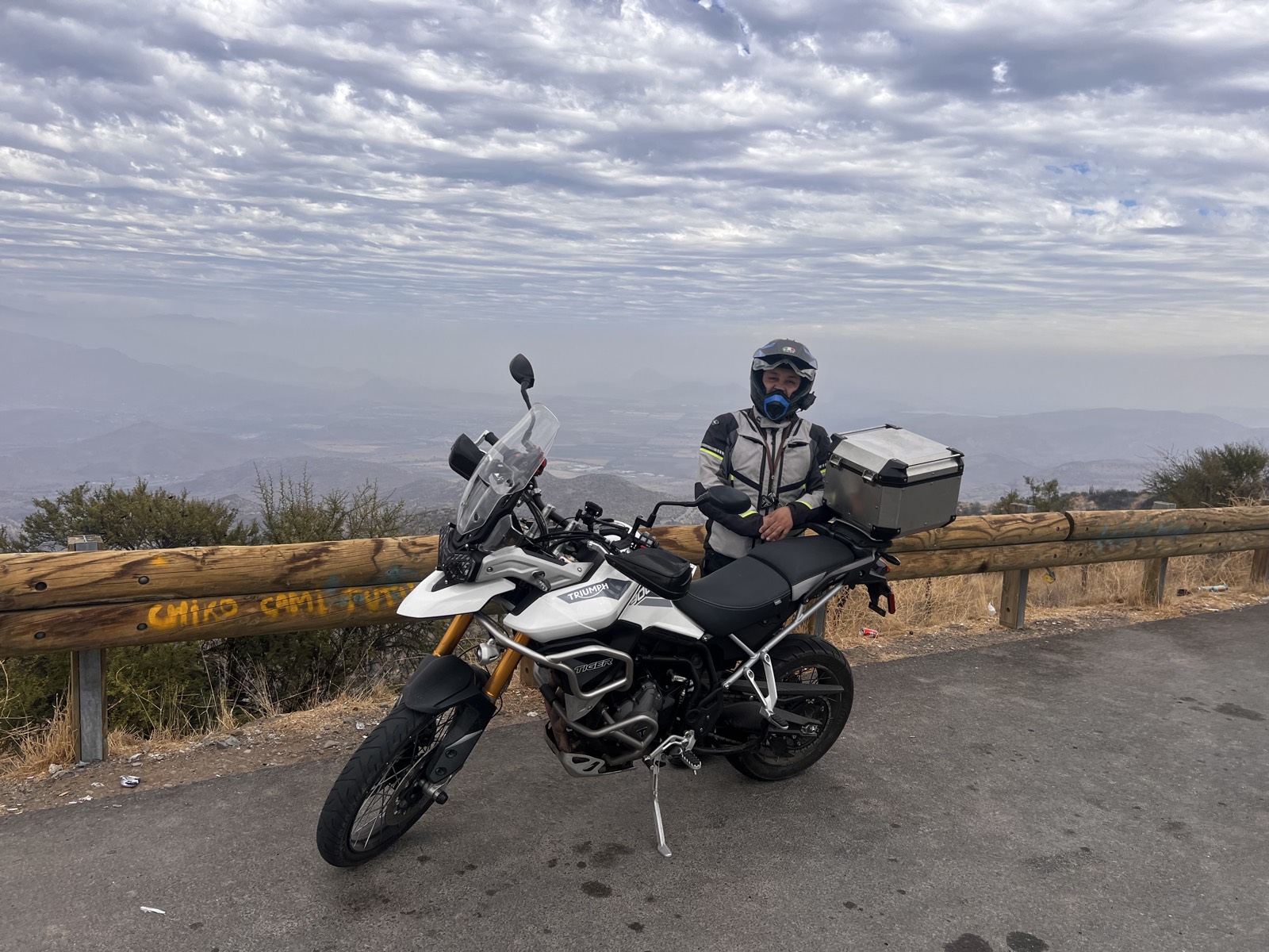Humberto Garrido en su moto Triumph Tiger en un mirador de montaña