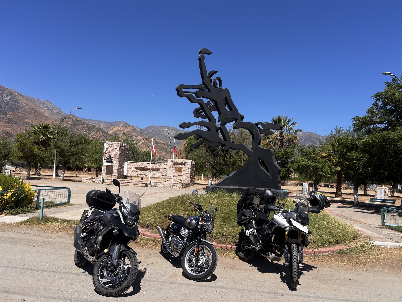 Motos estacionadas junto a un monumento en ruta