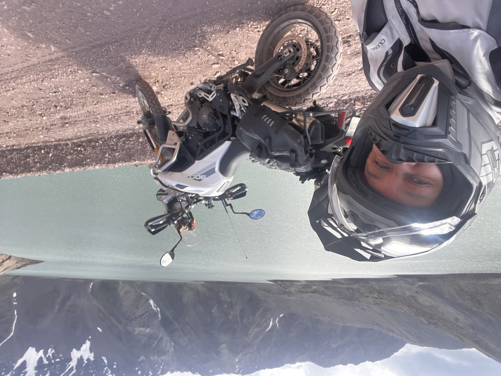Selfie en moto con cerros nevados de fondo