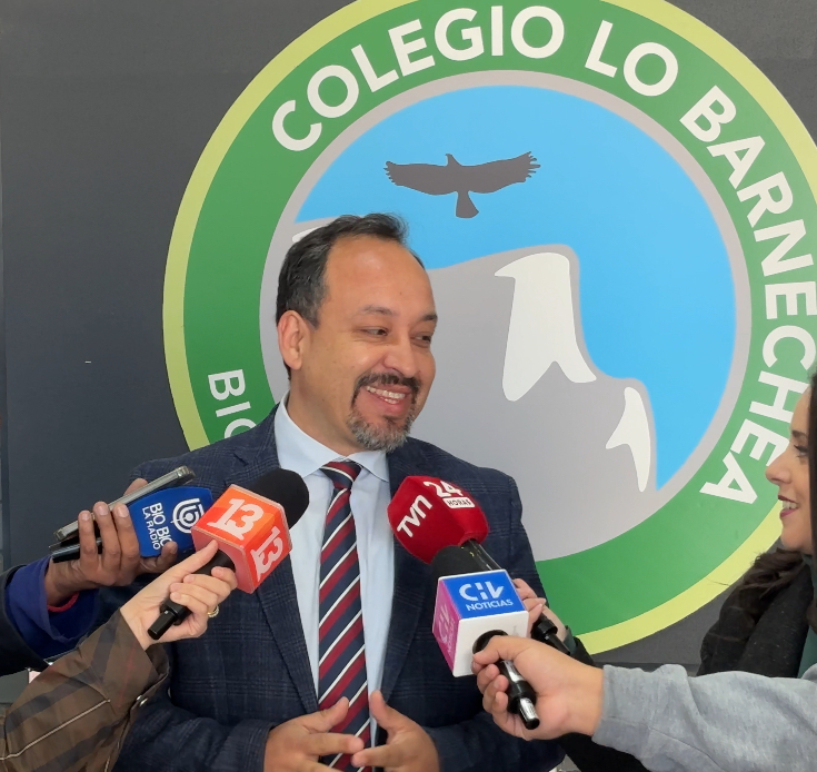 Humberto Garrido San Martín entrevistado por medios nacionales en el Colegio Lo Barnechea
